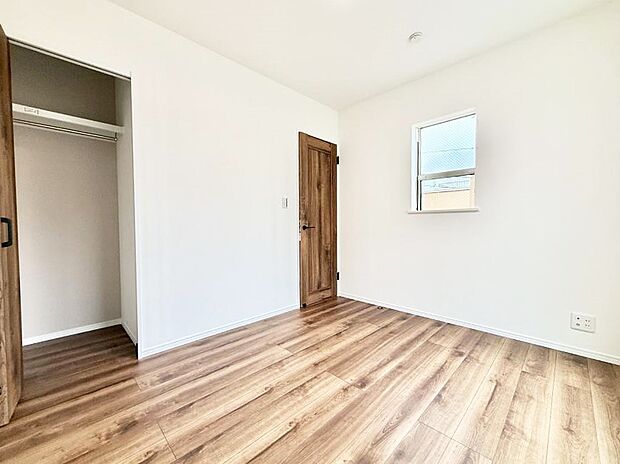 【リビング以外の居室】1号棟 ■落ち着いた色合いのお部屋で穏やかな時間を楽しめます