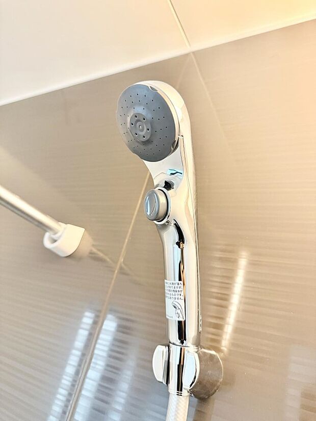 【止水シャワーヘッド】■手元で簡単に止水できるため、水の無駄遣いを減らすことができます。
