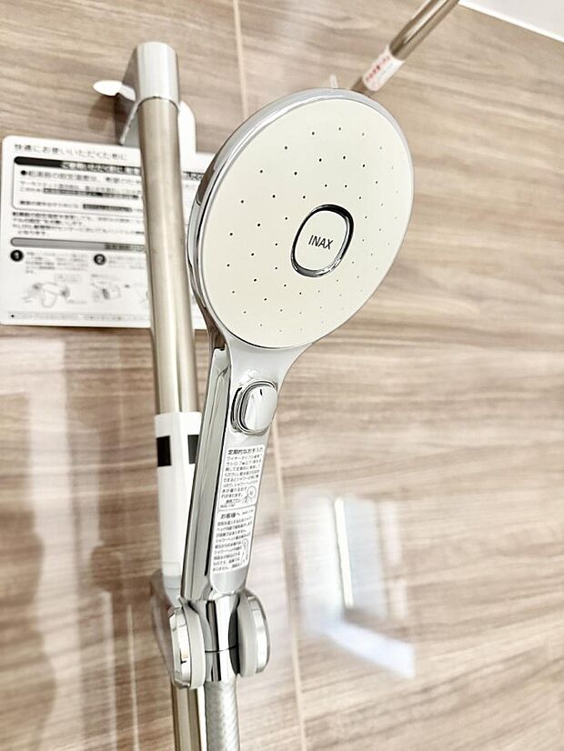 【止水シャワーヘッド】■手元で簡単に止水できるため、水の無駄遣いを減らすことができます。