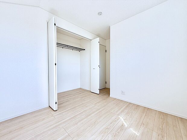 【寝室】1号棟  ■家具をうまく配置すれば広々とした空間を使い動きやすく、リラックスした時間が過ごせます