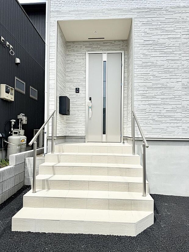 【玄関】2号棟  ■ 家族とゲストをやさしく迎える、心温まる玄関