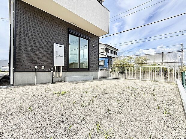 【庭】3号棟 ■敷地内にゆとりある緑のスペースがあり、穏やかな雰囲気です