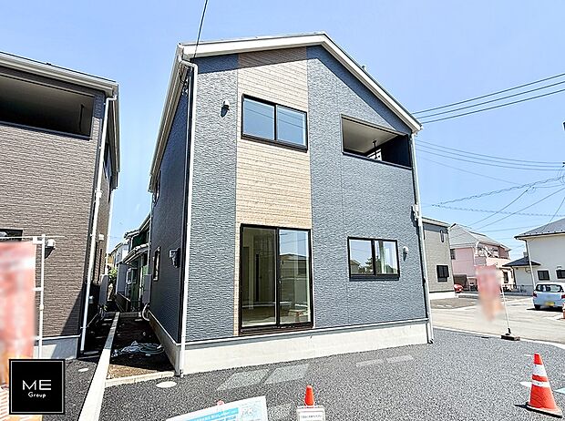 【現地外観写真】2号棟  ■暮らしを彩る充実した設備仕様が備わった住まい