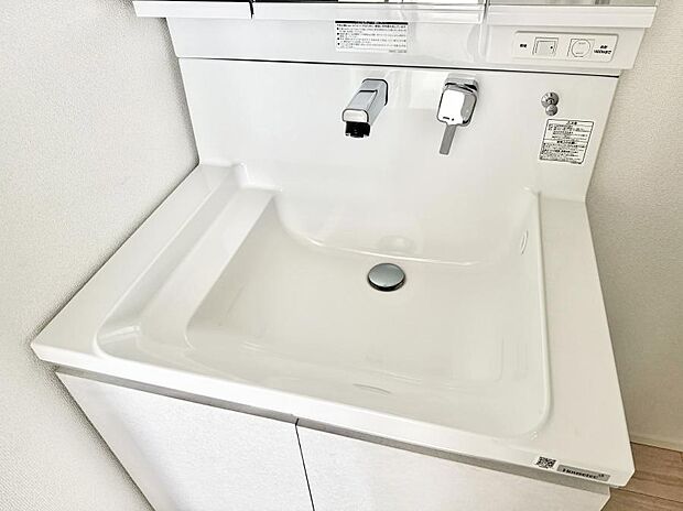 【ハンドシャワー付洗面台】■細かい部分まで洗いやすく便利なハンドシャワー付き