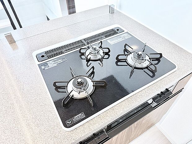 【3口ガスコンロ】■3口コンロのシステムキッチンで料理の手順もスムーズに
