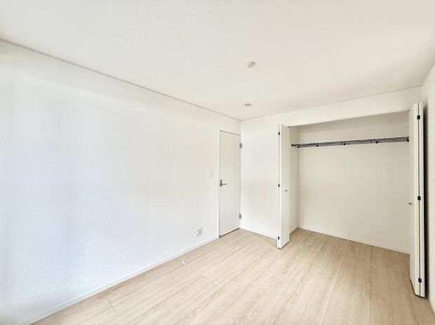 【寝室】1号棟 ■窓の配置や通気性の良い設計で部屋の空気がこもらず、常に新鮮な空気が流れます