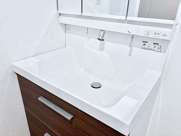 【ハンドシャワー付洗面台】■細かい部分まで洗いやすく便利なハンドシャワー付き