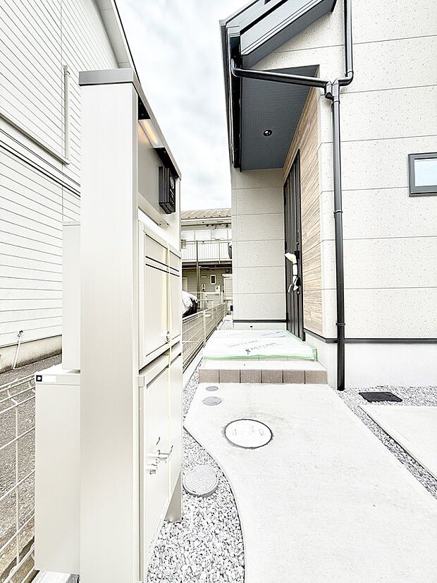 【玄関】2号棟 ■ 心地よい暮らしへとつながる、温かい玄関