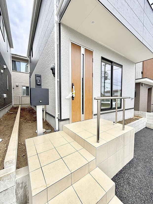 【玄関】2号棟  ■ 帰るたびにホッとする、安心感のある佇まい