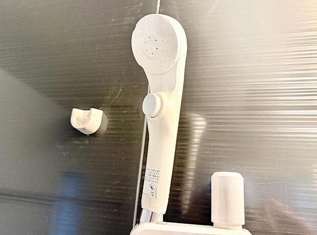 【止水シャワーヘッド】■手元で簡単に止水できるため、水の無駄遣いを減らすことができます。