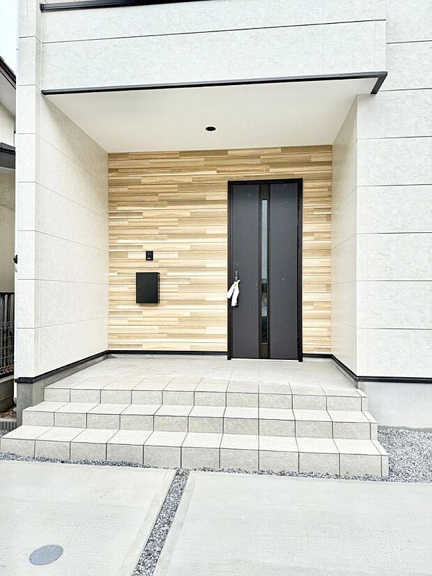 【玄関】1号棟 ■ 帰るたびにホッとする、安心感のある佇まい