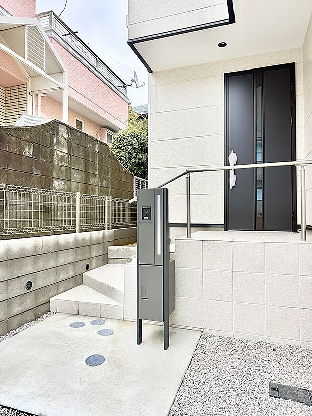 【玄関】1号棟 ■ シンプルで美しく、住まいの第一印象を彩る玄関です