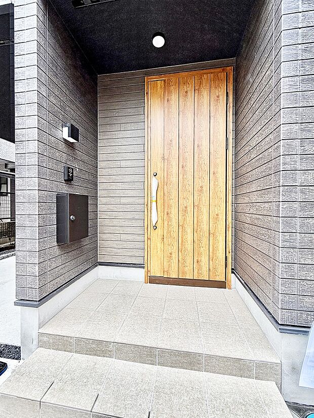 【玄関】1号棟 ■ 帰るたびにホッとする、安心感のある佇まい