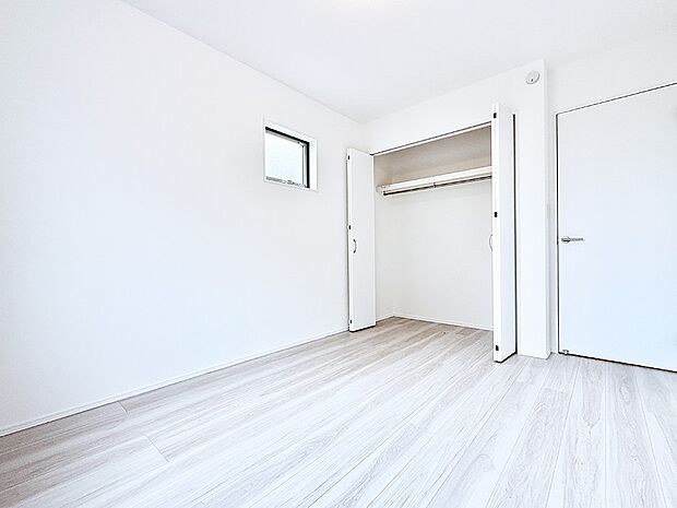 【寝室】2号棟  ■窓の配置や通気性の良い設計で部屋の空気がこもらず、常に新鮮な空気が流れます