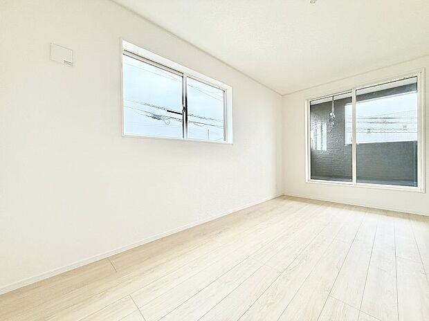 【リビング以外の居室】4号棟  ■落ち着いた色合いのお部屋で穏やかな時間を楽しめます