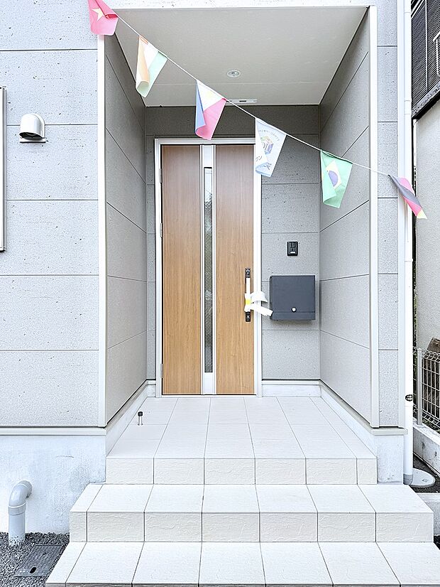 【玄関】1号棟  ■ 心地よい暮らしへとつながる、温かい玄関