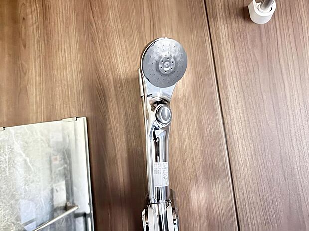 【止水シャワーヘッド】■手元で簡単に止水できるため、水の無駄遣いを減らすことができます。