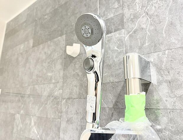 【止水シャワーヘッド】■手元で簡単に止水できるため、水の無駄遣いを減らすことができます。