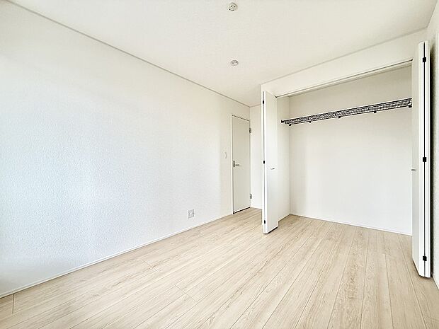 【リビング以外の居室】1号棟 ■落ち着いた色合いのお部屋で穏やかな時間を楽しめます