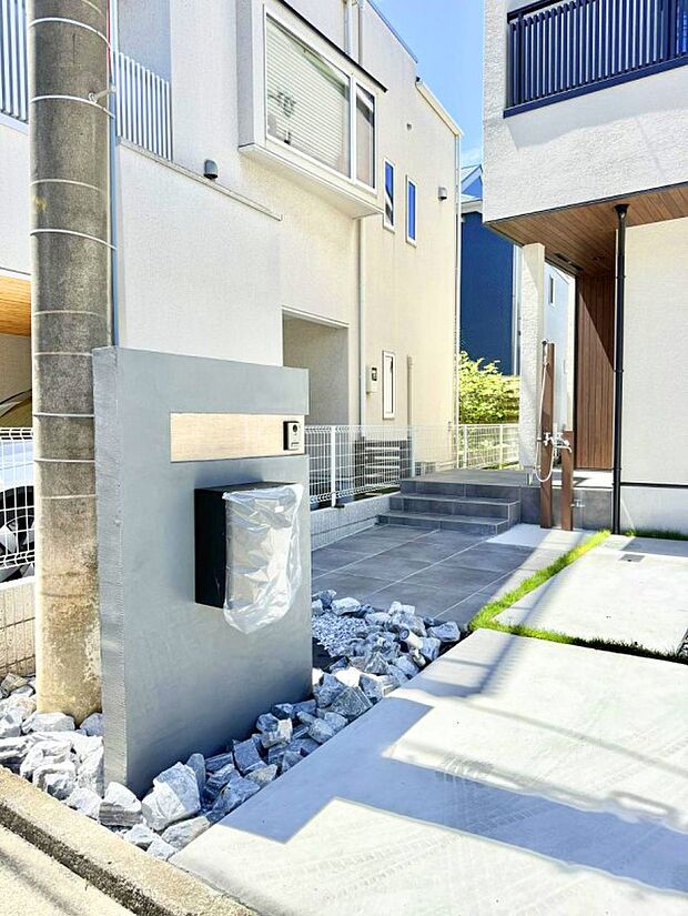 【玄関】A号棟 ■ 心地よい暮らしへとつながる、温かい玄関
