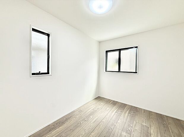【リビング以外の居室】■落ち着いた色合いのお部屋で穏やかな時間を楽しめます