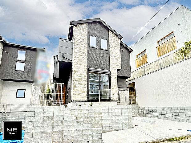 【現地外観写真】1号棟  ■暮らしを彩る充実した設備仕様が備わった住まい
