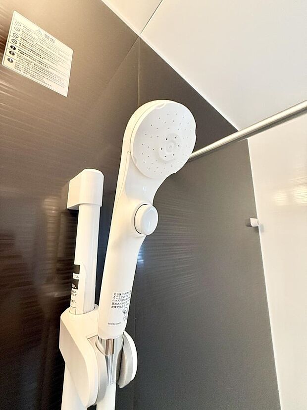 【止水シャワーヘッド】■手元で簡単に止水できるため、水の無駄遣いを減らすことができます。
