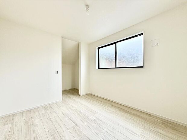【寝室】2号棟 ■窓の配置や通気性の良い設計で部屋の空気がこもらず、常に新鮮な空気が流れます