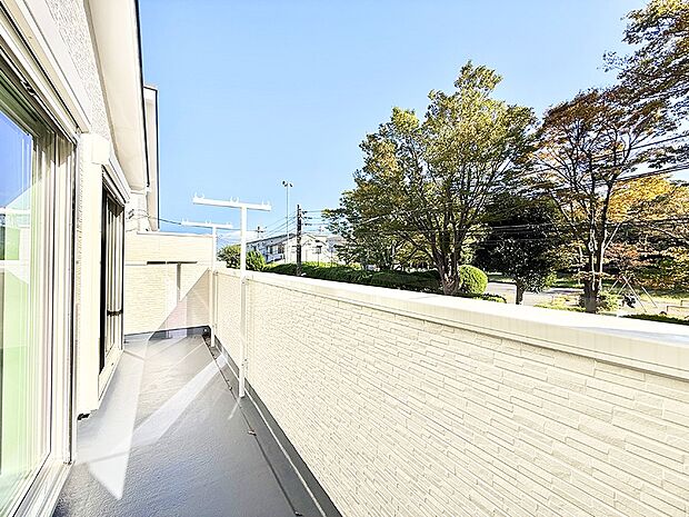 【バルコニー】1号棟  ■ 心地よい風と光を感じる、くつろぎのバルコニー