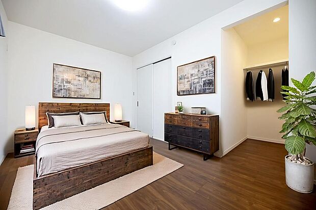 主寝室※現地写真(バーチャル家具入り) ■各居室にクローゼットが付いているのでお子様のおもちゃから、ご夫婦の衣類まで、個人の持ち物をそれぞれの部屋にしっかり収納できます。