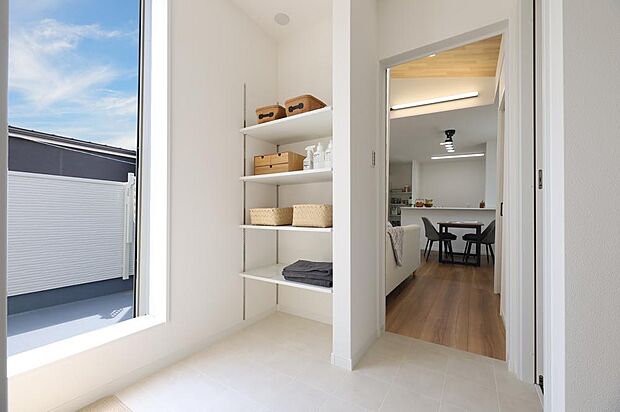 【2WAYランドリー】洗面室兼ランドリールームは、リビングとバルコニーと繋がる2WAY動線。毎日の家事をラクにするママ目線を取り入れた間取りです。