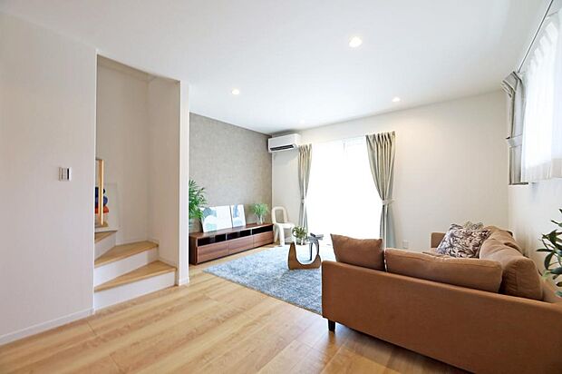 【LDK※現地写真(午前11:00撮影)】午前中は窓から明るい日差しが入り、リビング全体を明るく照らします。お庭とも繋がるので、開放感も感じます。