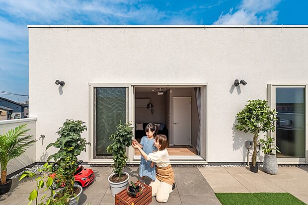 【屋上庭園※施工例】お部屋がすぐ隣なのも、使いやすさの嬉しいポイント。周囲の視線を気にせず自宅で家庭菜園やプールなども満喫できて子どもも大満足！