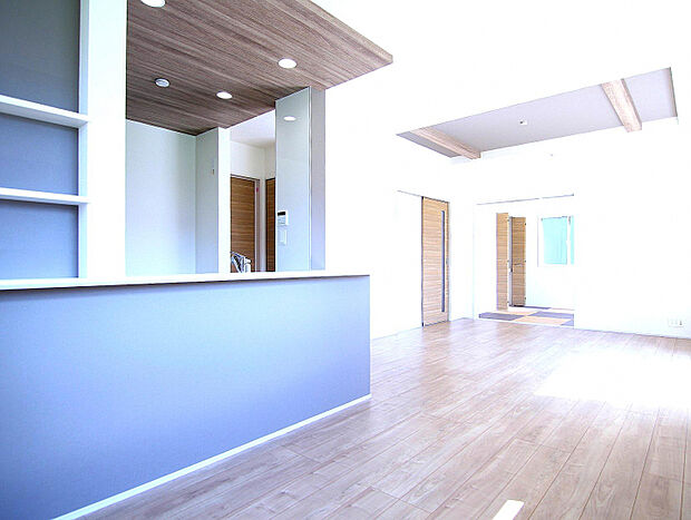 【2号棟】 ◎LDKは18帖と広く家具と置いても余裕があります!◎