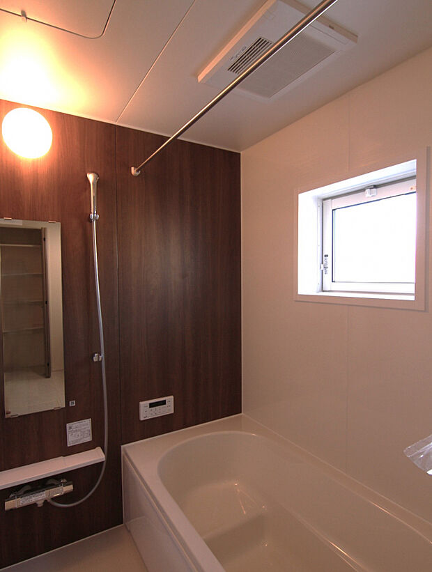 【【1号棟】】◎暖房乾燥機能付きの浴室なら雨天時に洗濯物も乾かせます◎