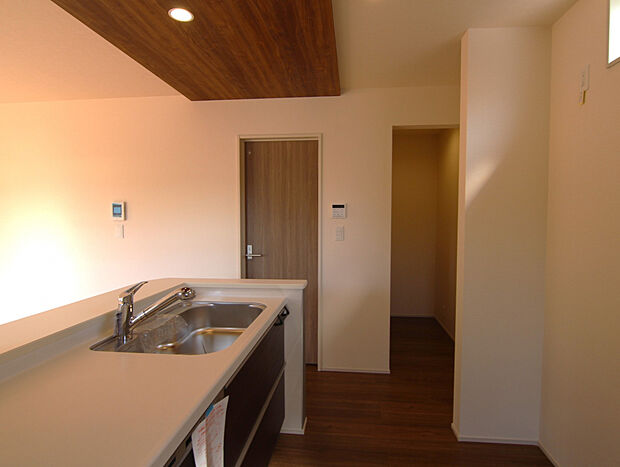 【【1号棟】】◎キッチン横には可動棚付の収納スペースを確保しました！◎