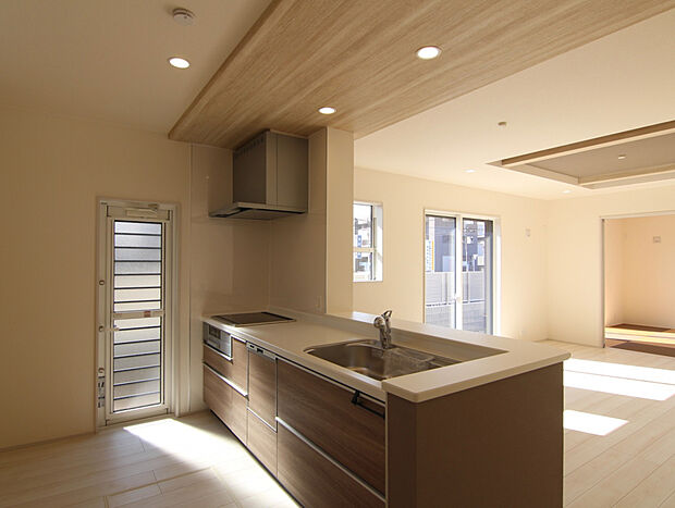 【【1号棟】】◎キッチン横の勝手口が、明るさと風通しをプラスします！◎