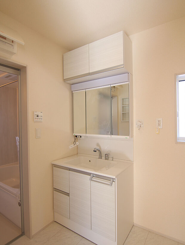 【【1号棟】】◎洗面化粧台の上部には吊戸もあり、タップリ収納できます！◎