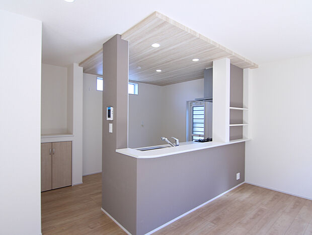 【【1号棟】】◎キッチンの奥行あり、付近にはカウンター付収納もあります！◎