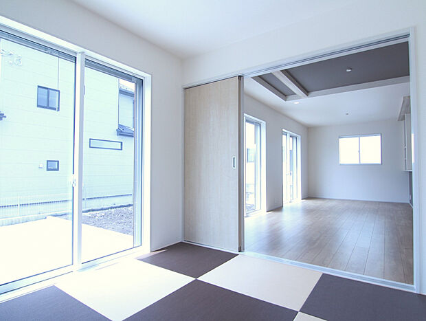 【【1号棟】】引き戸を開けてLDKと一体で使える和室です