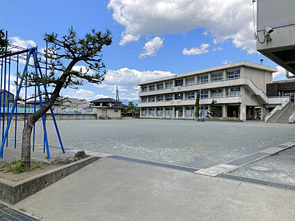 豊岡小学校 870m