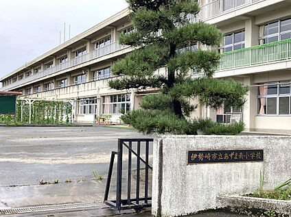 あずま南小学校 270m