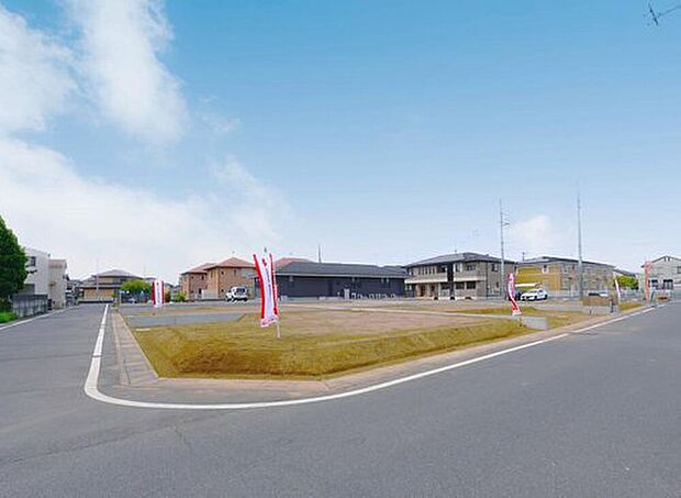 6m幅道路で車のすれ違いもしやすいです。
高低差も少ないので外構計画もしやすいです。
