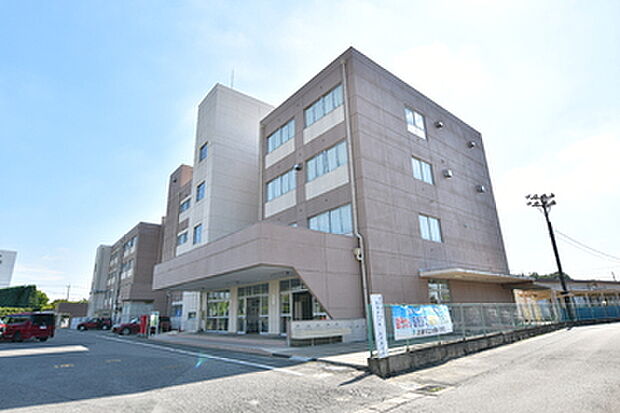 学校教育目標に「思いやりのある子」「進んで学ぶ子」「元気でたくましい子」を掲げている大桑小学校。大桑幼稚園の隣にあり、幼稚園からのコミュニティがあるのも安心します。