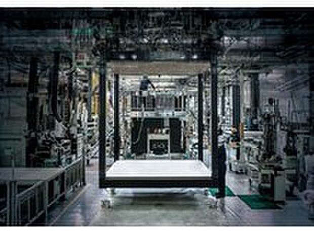 【安定・高品質を追求した「工場生産」トヨタクオリティ】住まい全体の約85%を自社工場内で生産するトヨタホーム。自動車づくりを通じて培ってきたシステム化された生産工程や、250項目におよぶ検査体制により品質を管理しています。工場内で造りこむため、天候の影響を受けることもありません