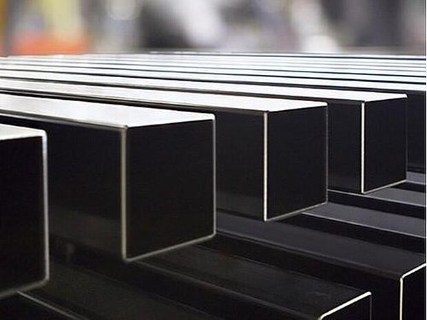 【防錆技術「カチオン電着塗装」】クルマづくりから生まれた防錆技術「カチオン電着塗装」を採用。塗料の入った電着槽に鉄骨を丸ごと浸し、鉄骨の裏側や、細かい部分にも、すみずみまでムラなくサビ止めを施しています。