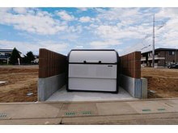 【ゴミステーション完備】ゴミステーションにはゴミストッカーも設置されており、見た目も整備された環境です。