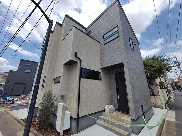 街に溶け合う美しい景観を生みだしているにも関わらず、採光や風通しを考えて設計された間取り。近隣との視線を考え、街全体で調整される窓位置。外観だけでなく、そこに住まうご家族の心地よさを最優先しました。