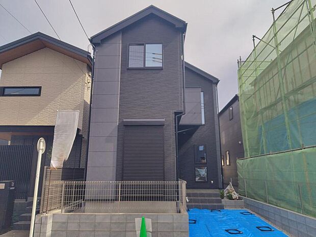 第一種低層住居専用地域内、緑豊かで落ち着いた住宅街の一画に位置しています。