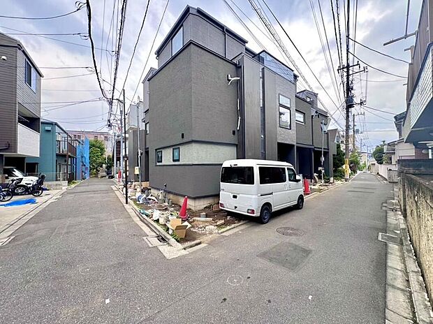 【現地外観写真】輝かしい未来を予感させる、立体的な造形とガラスのマテリアルが織りなすシャープな表情は、時を超え、時代を超えて、美しく誇り高い存在感を物語ります。